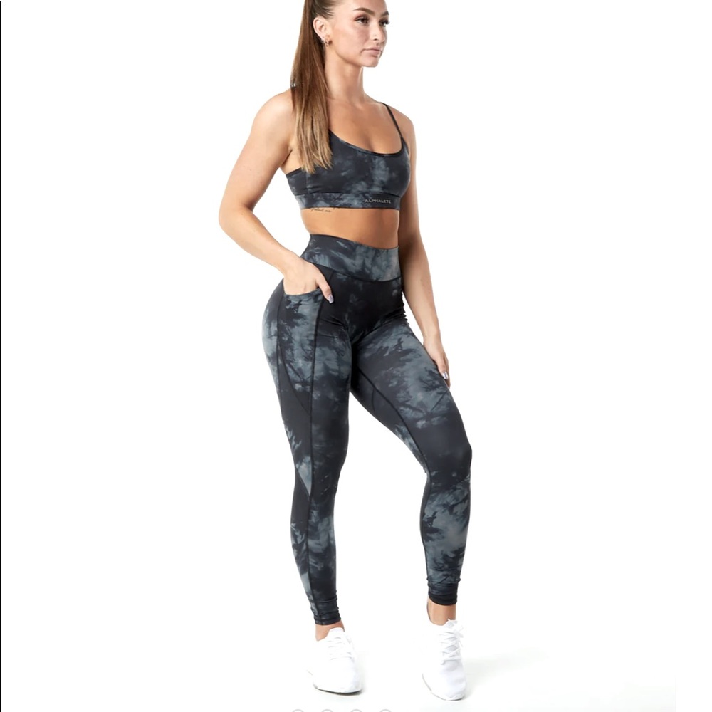 Alphalete Surface Pocket Legging in Oil Stain